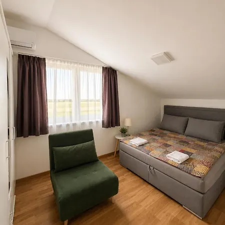 Spacious Close To Vienna In A Calm Area Appartamento